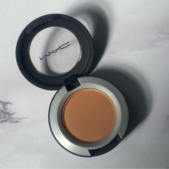 MAC What Clout! Powder Kiss Soft Matte Eyeshadow - Picture 6 of 8